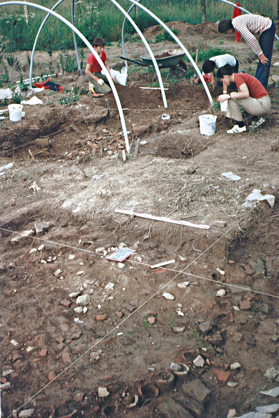 Décapage de surface par des jeunes à la découverte de l'archéologie - au premier plan on aperçoit le laboratoire (partie supérieure d'un four) du four circulaire à tubulures verticales 