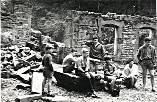 Les adolescents du village venaient voir travailler les Amis de Saint Colomban en 1960 - Photo AASC