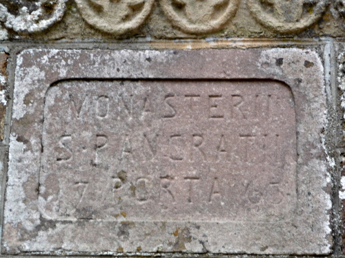 Un des rares témoins du prieuré l'inscription sur le pilier gauche " Porte monastère St Pancrace 1765" date de la reconstruction des bâtiments visibles actuellement 