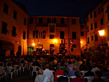 Concert de musique le samedi soir sur la place de Brugnato
