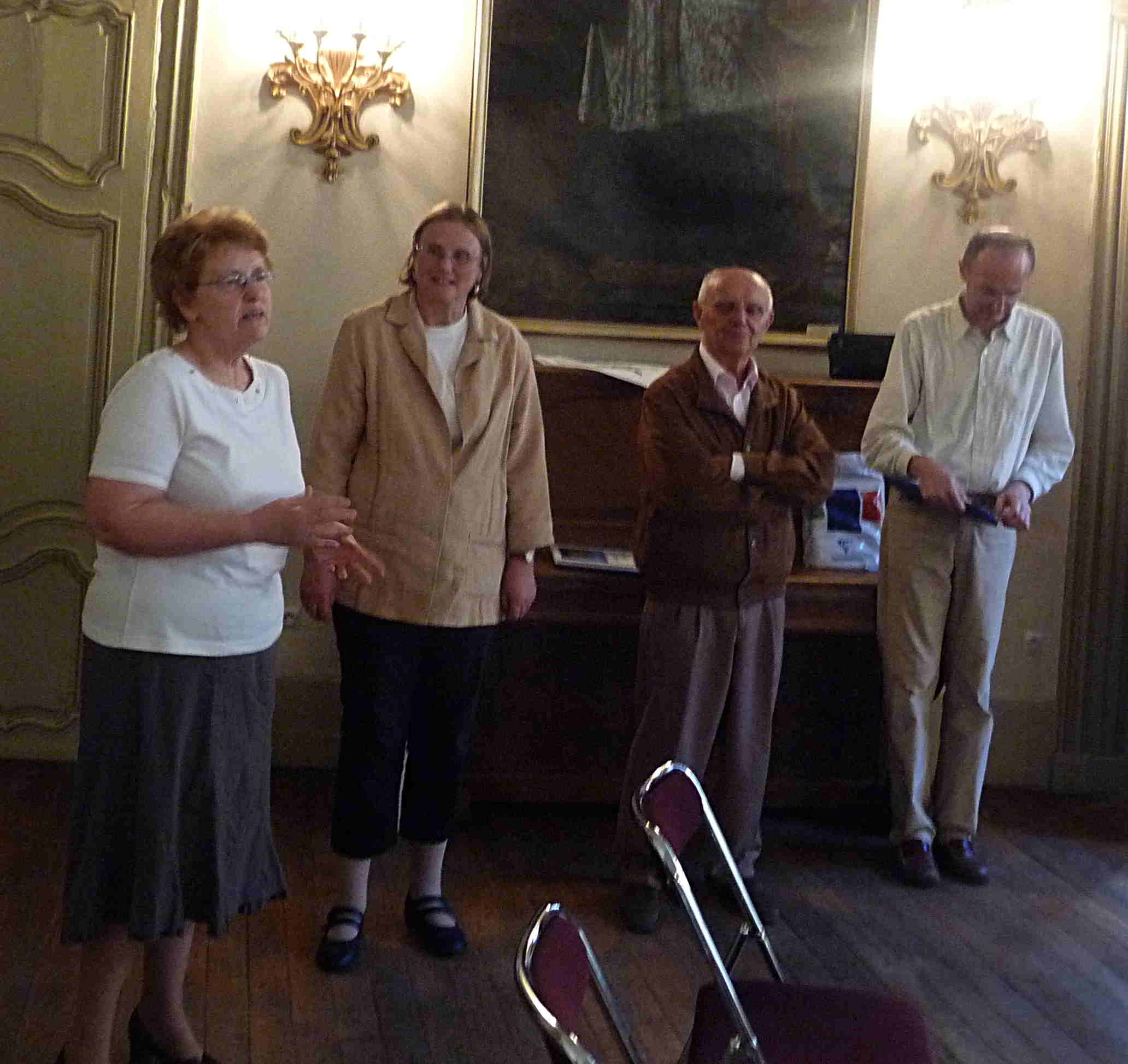 Mme Martine Bavard, conseillère municipale de Luxeuil, déléguèe à la culture,  accueille les autrichiens autour du verre de l'amitié